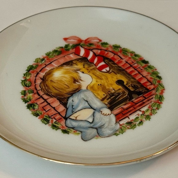 Vintage JASCO 1982 Christmas Plate, 22K Gold Edged, Boy by Fireplace, Japan - Picture 6 of 15